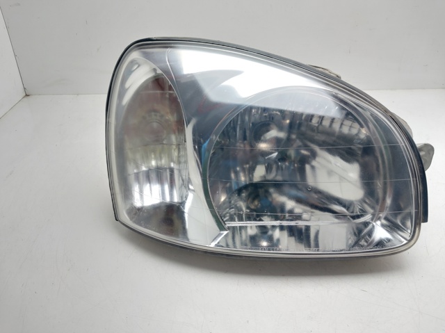 Reflektor prawy 9210226025 HYUNDAI