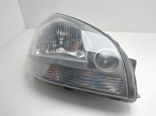 Reflektor prawy 921022EXXX HYUNDAI