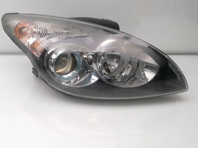 Reflektor prawy 921022R000 HYUNDAI