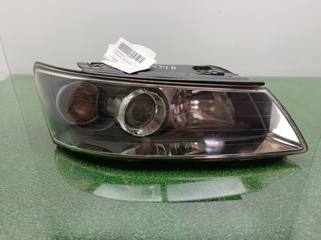 Reflektor prawy 921023K020 HYUNDAI