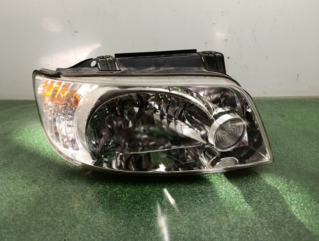 Reflektor prawy 9210417030 HYUNDAI