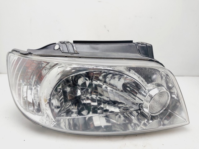 Reflektor prawy 9210417030 HYUNDAI