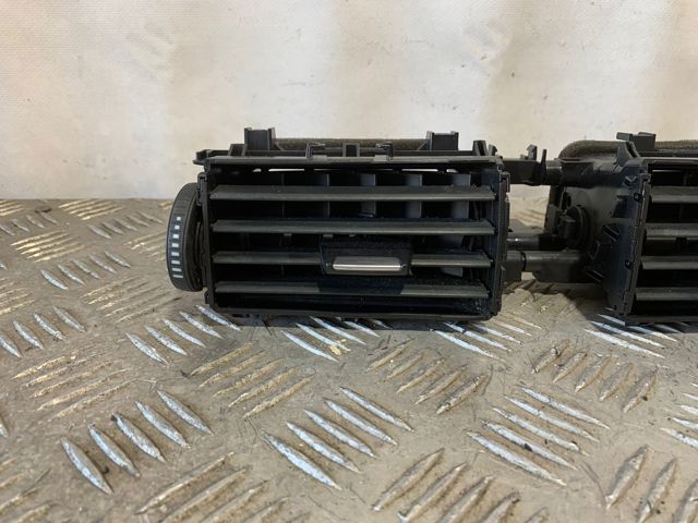 Kratka wentylacji wnętrza na "torpedo" 9218552 BMW