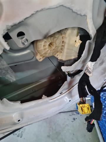 Mechanizm podnoszenia szyby drzwi przednich lewych 9221FF PEUGEOT