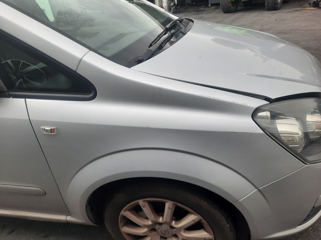 Błotnik przedni prawy 93184412 OPEL