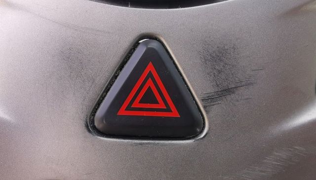 Przycisk włączania światła awaryjnego 95214143 GM