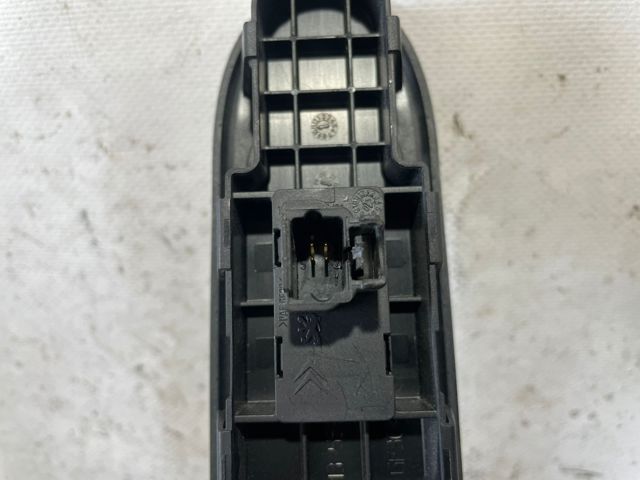 Panel przyciskowy sterowania podnośnikiem szyby przedni prawy 96351625XT PEUGEOT