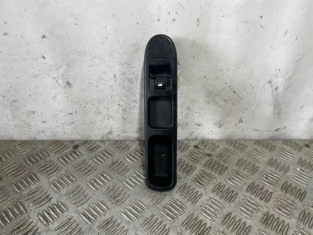 Panel przyciskowy sterowania podnośnikiem szyby przedni prawy 96351625XT PEUGEOT