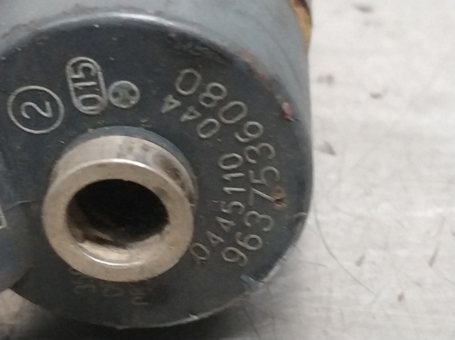 Wtryskiwacz paliwa 9637536080 PEUGEOT
