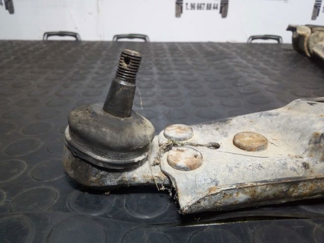 Wahacz zawieszenia przedniego dolny prawy 96445372 GM