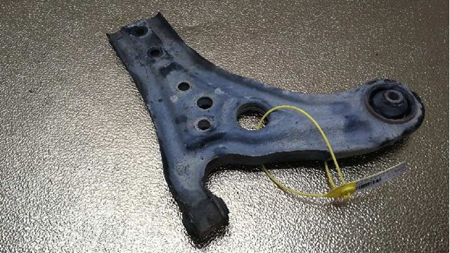 Silentblock przedniego wahacza dolnego 96535087 GM