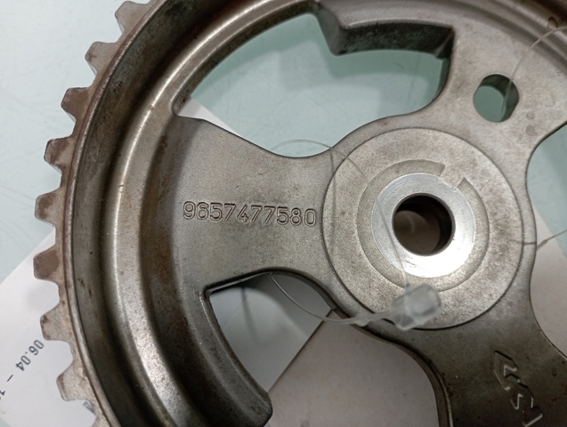Koło zębatewalcowe wałka rozrządu silnika 9657477580 PEUGEOT