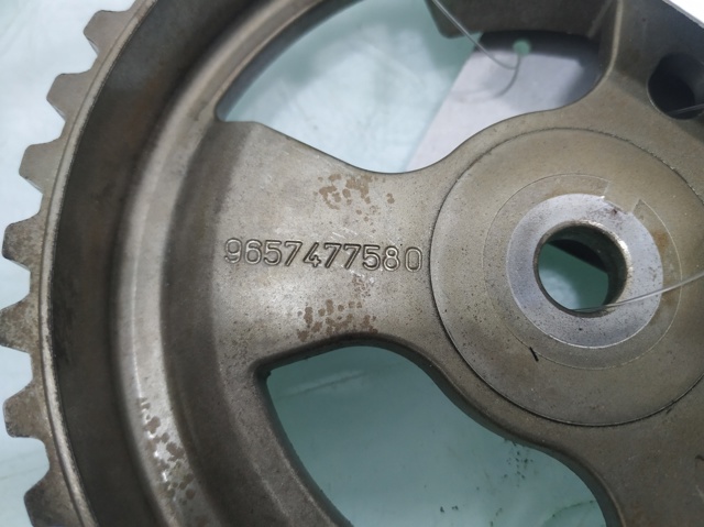 Koło zębatewalcowe wałka rozrządu silnika 9657477580 PEUGEOT