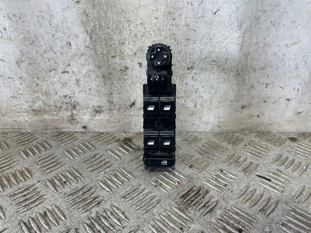 Panel przyciskowy sterowania podnośnikiem szyby przedni lewy 96788264ZD OPEL