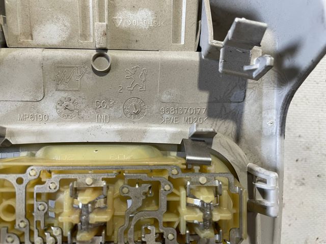 Lampka oświetlenia kabiny tylna 9680713880 PEUGEOT