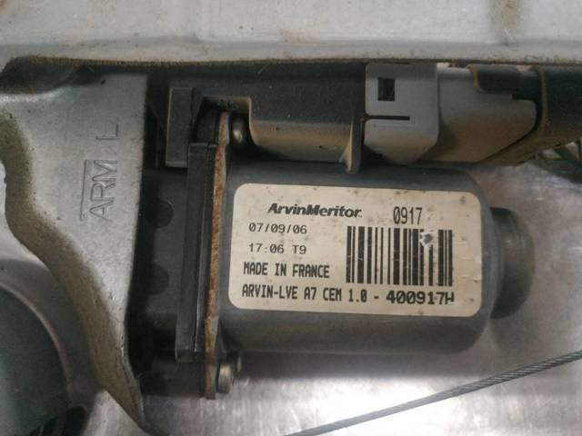 Mechanizm podnoszenia szyby drzwi przednich lewych 9681181980 PEUGEOT