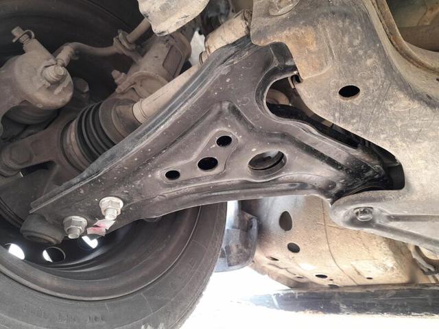 Wahacz zawieszenia przedniego dolny prawy 96870466 GM