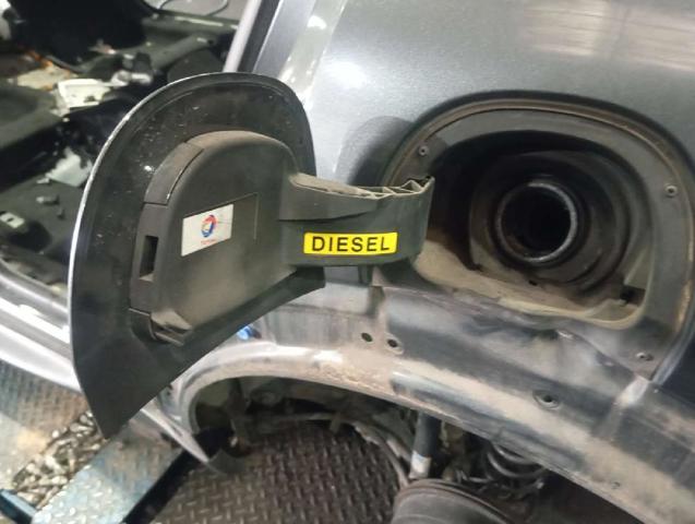 Klapka wlewu paliwa Citroen C4