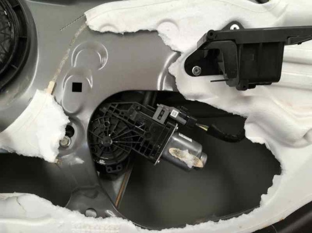 Mechanizm podnoszenia szyby drzwi przednich prawych 9802531780 PEUGEOT