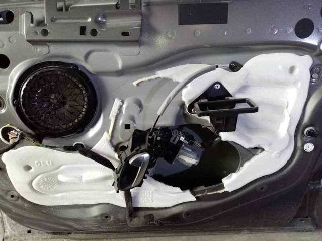 Mechanizm podnoszenia szyby drzwi przednich prawych 9802531780 PEUGEOT
