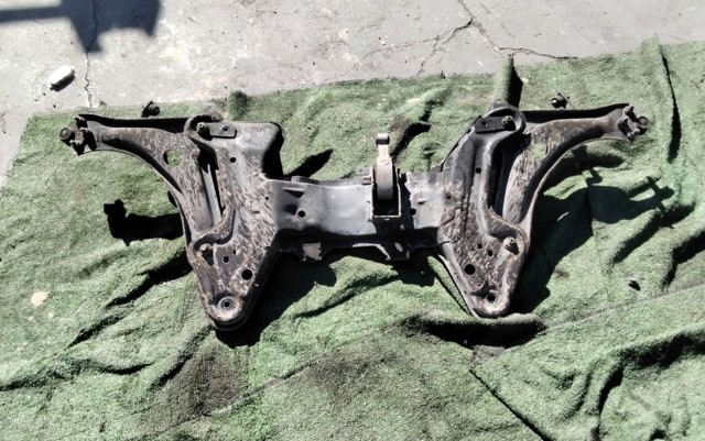 Korpus osi przedniej 9804208180 PEUGEOT