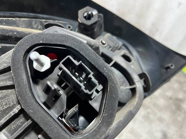 Lampa zespolona tylna prawa 9810430580 PEUGEOT