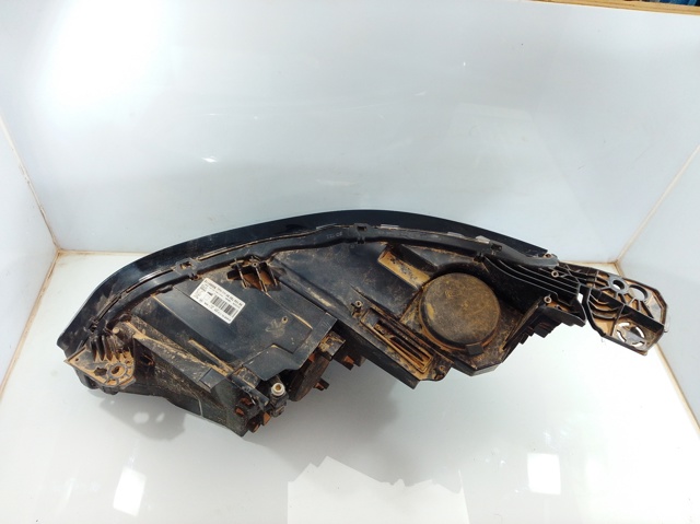 Reflektor prawy Peugeot 5008 2