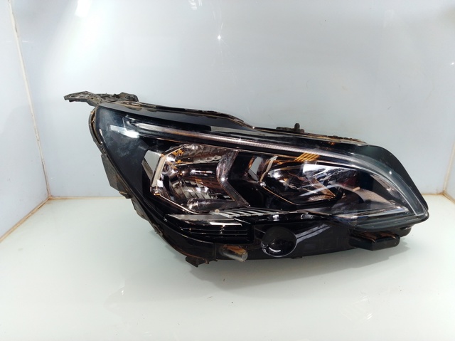 Reflektor prawy Peugeot 5008 2