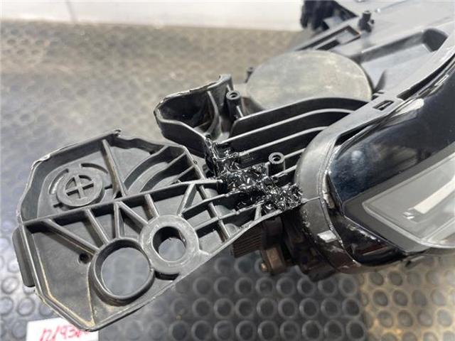 Reflektor prawy Peugeot 5008 2