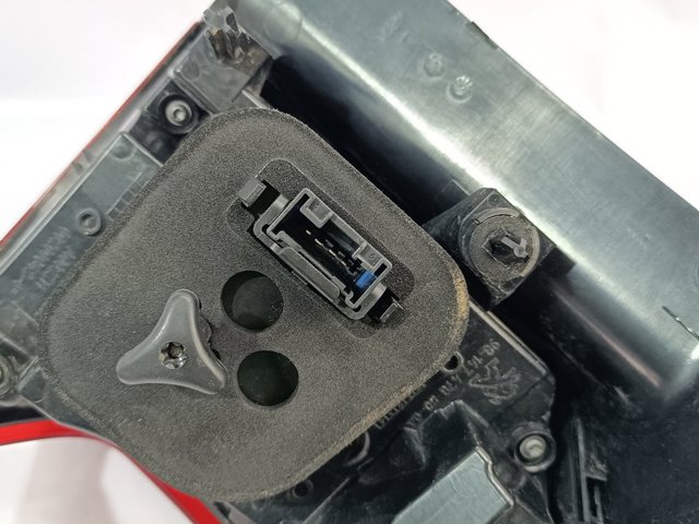 Lampa zespolona tylna lewa zewnętrzna 9814747880 PEUGEOT