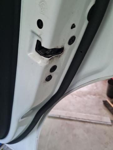 Zamek drzwi tylnych prawych 9819038880 PEUGEOT