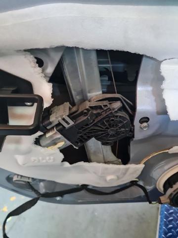 Mechanizm podnoszenia szyby drzwi tylnych lewych 9820885280 PEUGEOT
