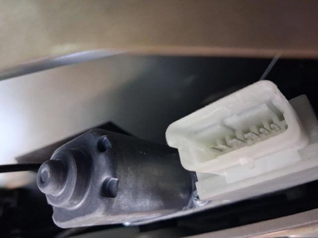 Mechanizm podnoszenia szyby drzwi przednich prawych 9826079480 PEUGEOT