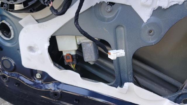 Mechanizm podnoszenia szyby drzwi przednich prawych 9826079480 PEUGEOT