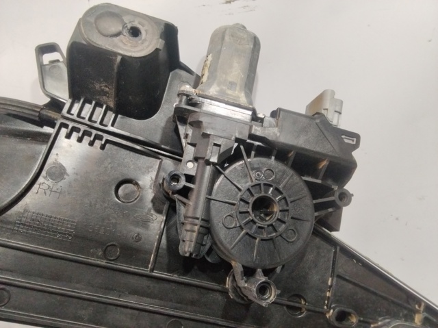 Mechanizm podnoszenia szyby drzwi przednich prawych 9828130680 PEUGEOT