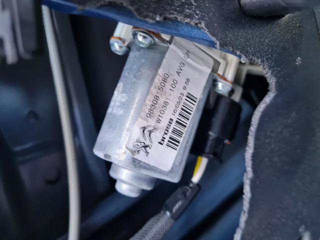 Mechanizm podnoszenia szyby drzwi przednich lewych 9830815080 PEUGEOT
