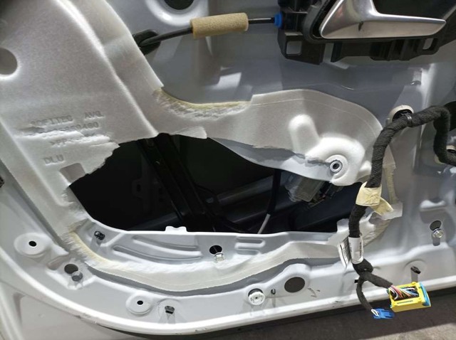 Mechanizm podnoszenia szyby drzwi przednich lewych 9830815080 PEUGEOT