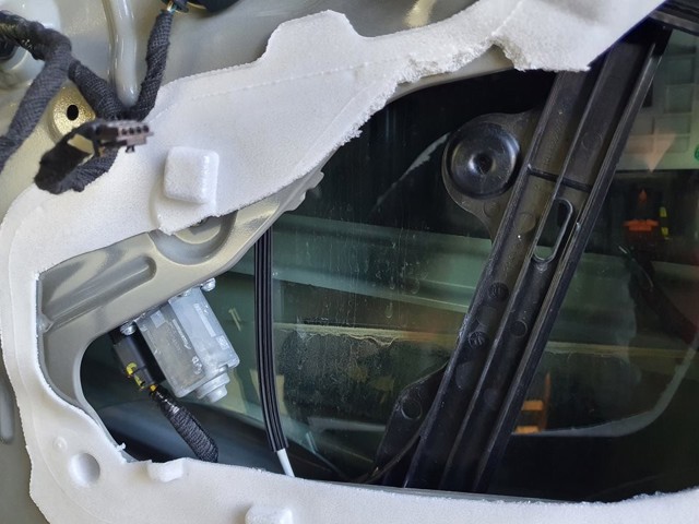 Mechanizm podnoszenia szyby drzwi przednich prawych 9830815180 PEUGEOT