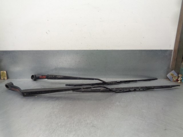 Ramię wycieraczki szyby przedniej 983103E010 HYUNDAI