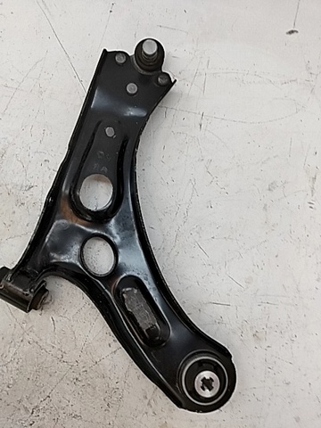 Wahacz zawieszenia przedniego dolny prawy 9832039280 PEUGEOT