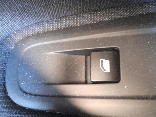 Panel przyciskowy sterowania podnośnikiem szyby przedni lewy 98421760ZD PEUGEOT