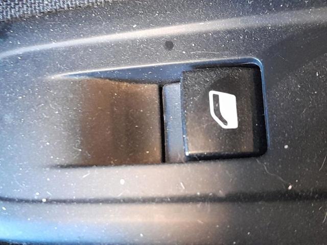 Panel przyciskowy sterowania podnośnikiem szyby przedni lewy 98421760ZD PEUGEOT