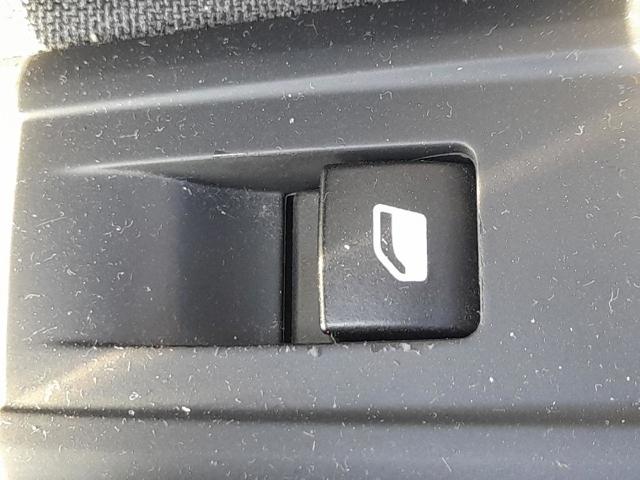 Panel przyciskowy sterowania podnośnikiem szyby przedni lewy 98421760ZD PEUGEOT