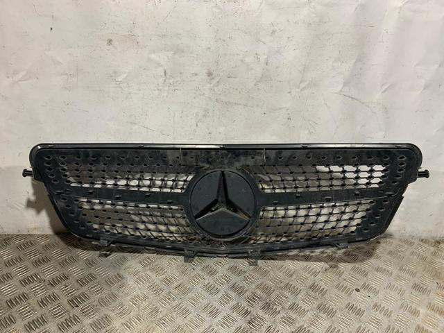 Uchwyt emblematu kratki chłodnicy A0008880060 Mercedes