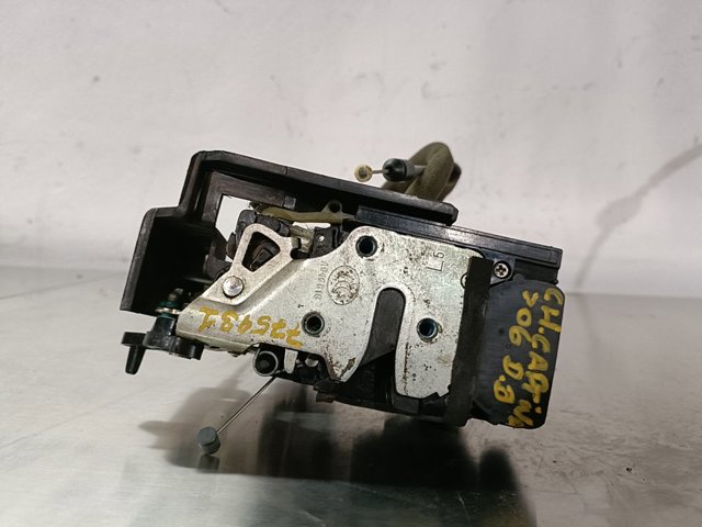 Zamek drzwi przednich prawych A046818 GM