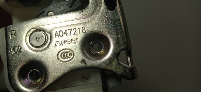 Zamek drzwi przednich prawych A047218 MITSUBISHI