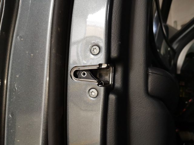 Zamek drzwi przednich lewych A0997206301 MERCEDES