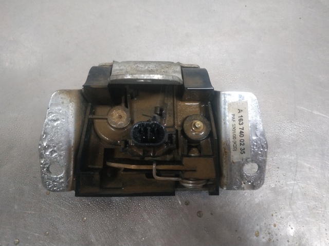 Zamek klapy bagażnika (3/5 drzwi tylnych) A1637400235 MERCEDES