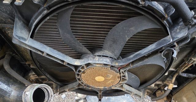 Dyfuzor chłodnicy, w komplecie z silnikiem i wirnikiem A1645000593 MERCEDES