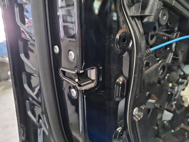 Zamek drzwi przednich lewych A1667200135 MERCEDES